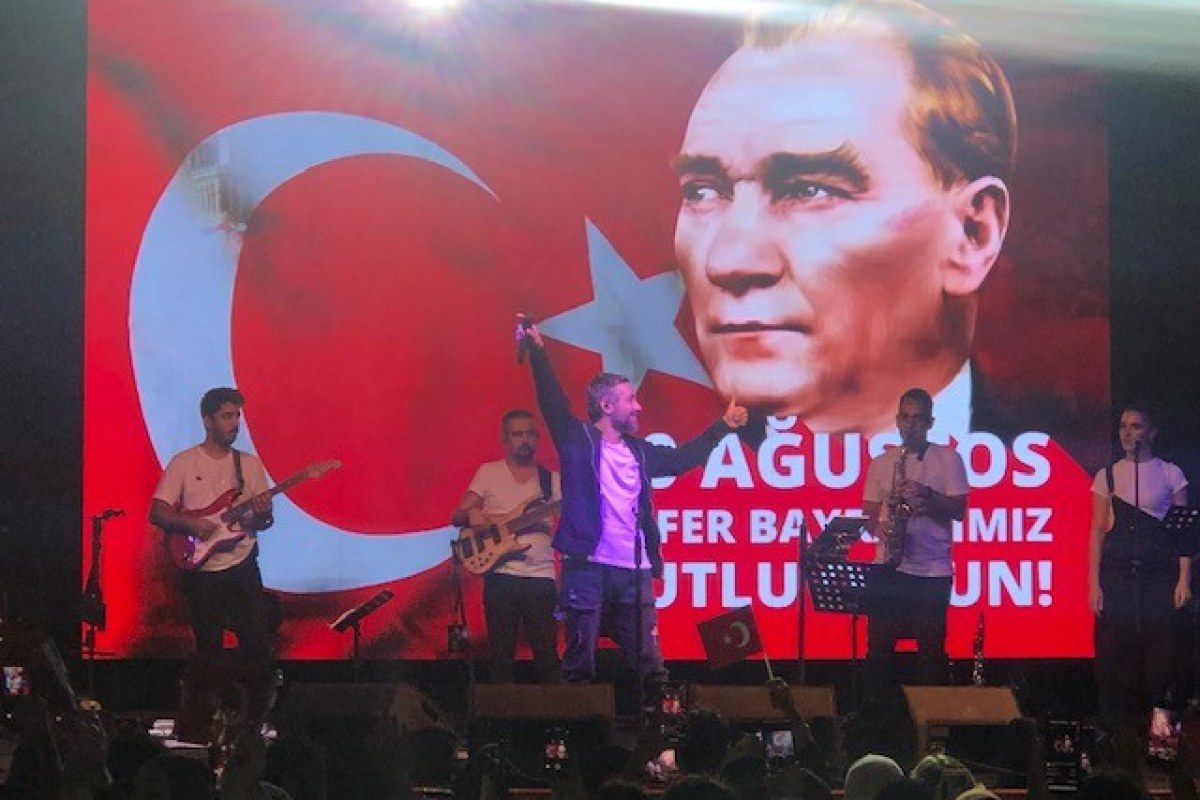 Beyoğlu’nda 30 Ağustos Zafer Bayramı Resul Dindar konseriyle kutlandı