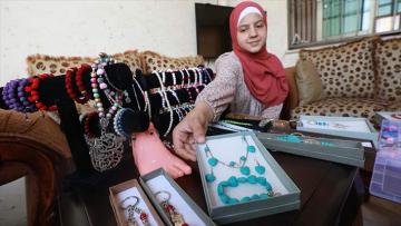 Filistinli küçük kız, salgın sürecinde evde ürettiği takı ve aksesuarlarla iş hayatına atılmaya hazırlanıyor