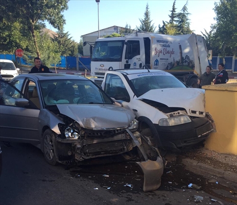 Amasya’da pikap ile otomobil çarpıştı: 2 yaralı
