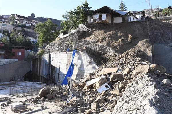 Gümüşhane’de inşaat alanında meydana gelen göçükte bir ev zarar gördü